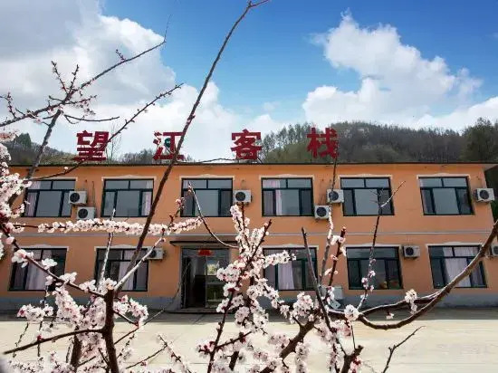 Kuandian Wangjiang Inn