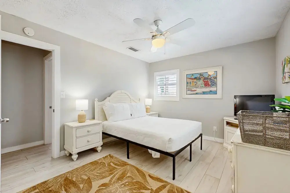 Spacious Beach House With Private Pool, Firepit and Enclosed Yard
