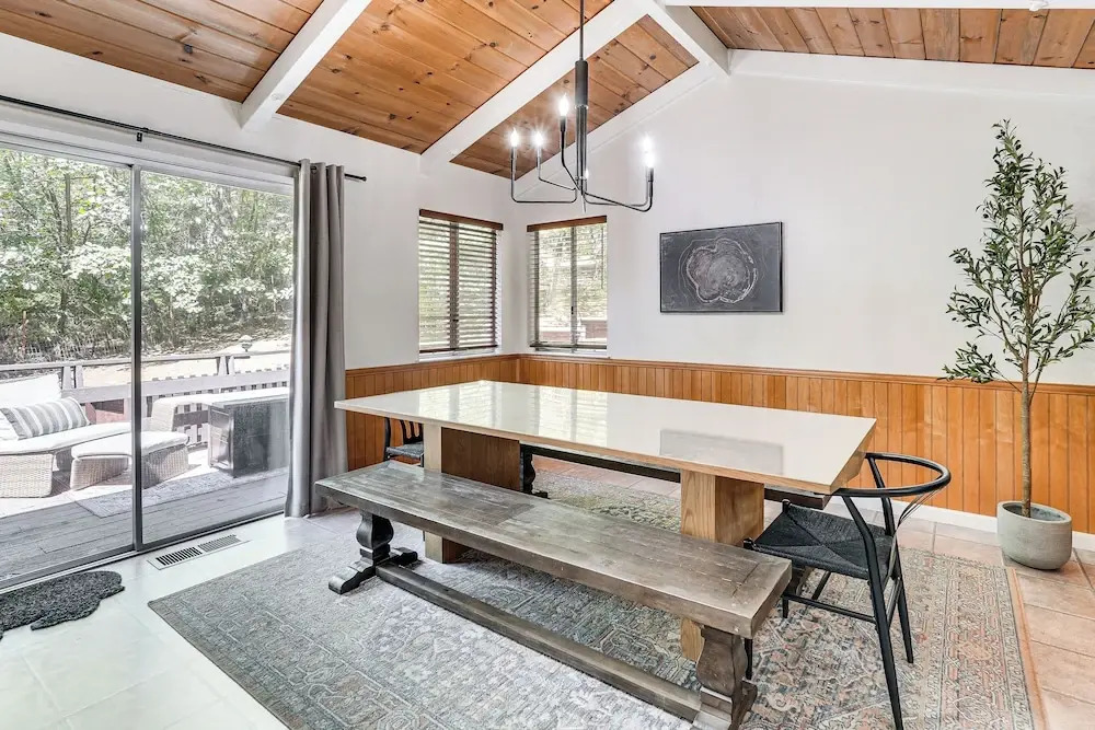 Arnold Family Cabin w/ Hot Tub, Arcade & Deck