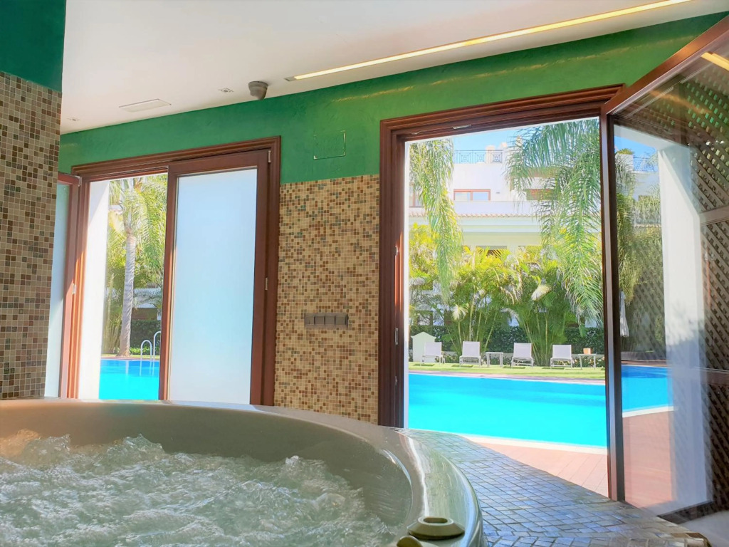 Luxury Apartment Frontal To The Sea In Estepona Doncella Beach