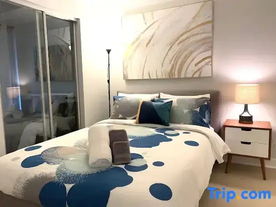 Yorkville Bloor Suites- 2 minutes walk to Transit