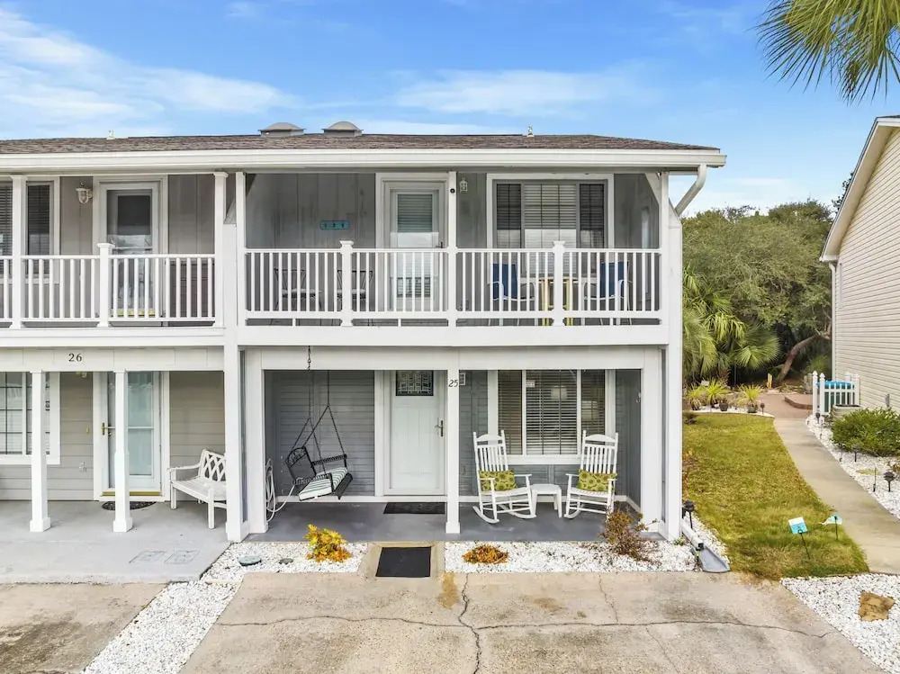 Short Walk to The Beach! Community Pool! Sleeps 8