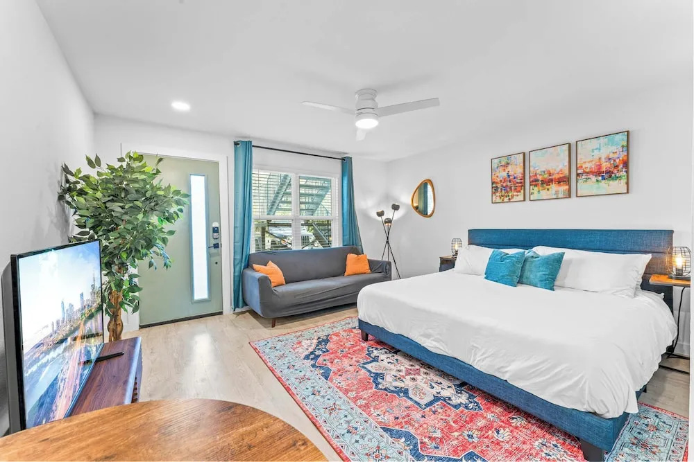 Prime SoCo boutique studios with laundry WiFi 7 Min to DT