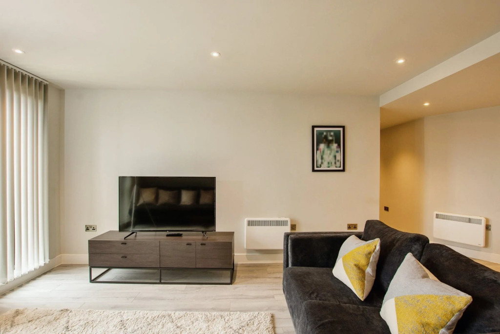 Sleek 6-Guest Apt at St  Martin s  Bham