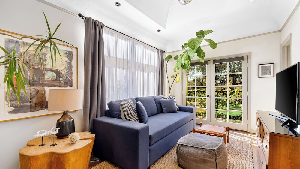 Spanish Revival Charm in Silver Lake w/ Patio, BBQ & Walkable Location Maltman Manor by Avantstay