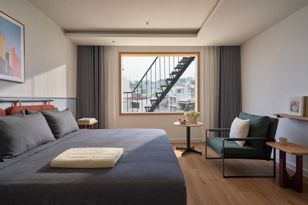 Express by M Village Hoang Viet
