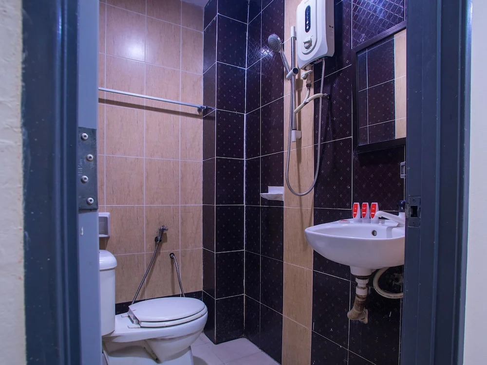OYO 44010 Royals Star Hotel
