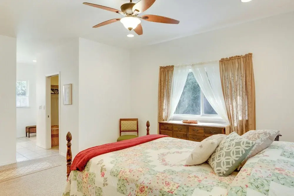 Paradise Park Vacation Rental ~ 4 Mi to Shoreline!