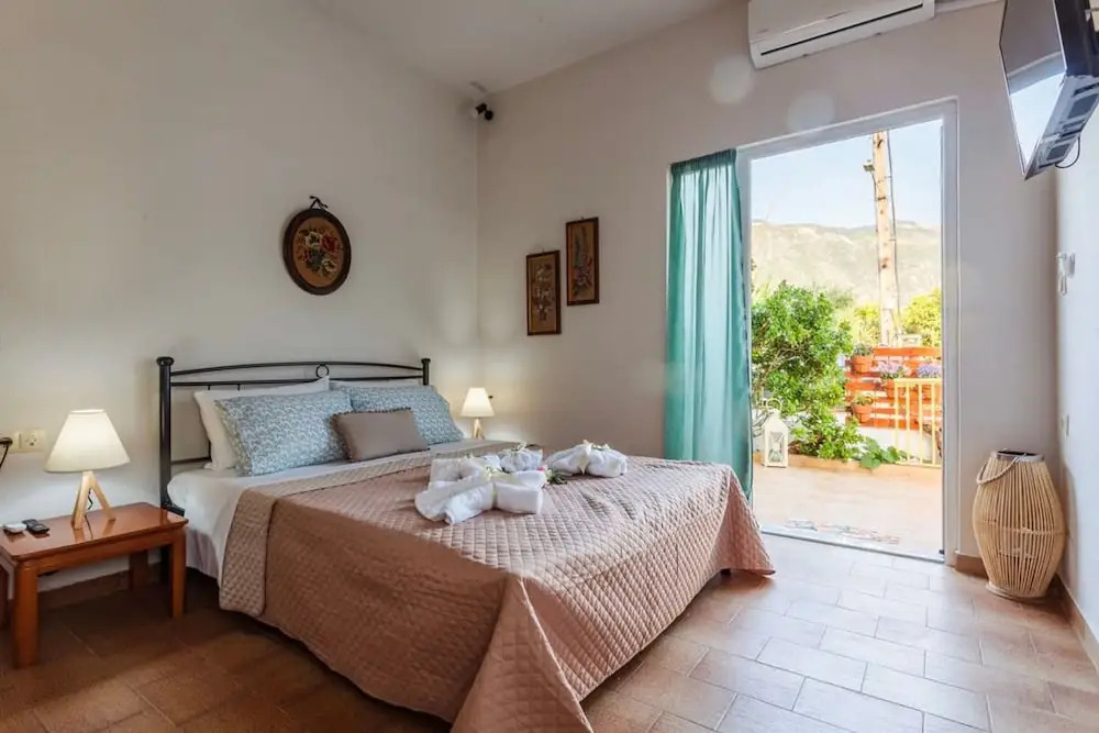Summer Rose Garden Getaway - A step to the Beach