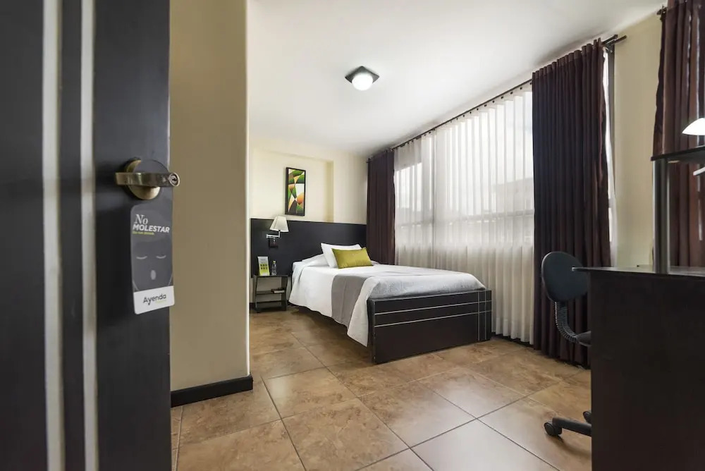 Hotel Alojate In