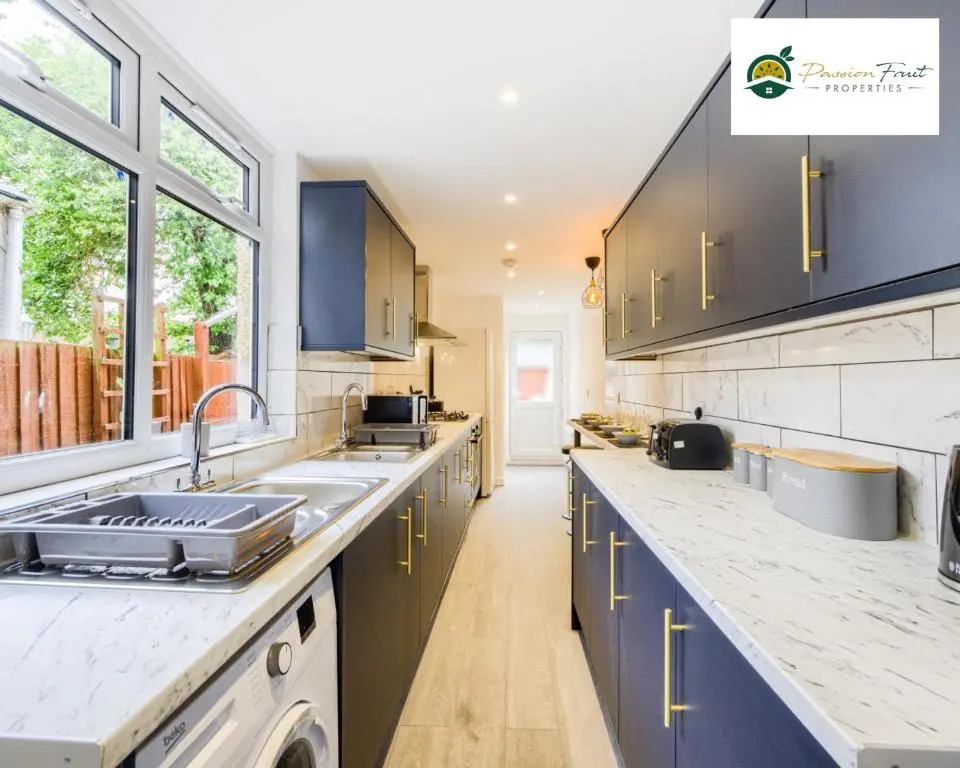 6 Bedroom 6 Bath House By Passionfruitproperties close to Coventry City Centre with garden - RRC