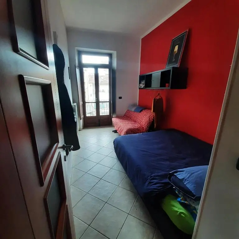 Cozy ROOM STANZA close city center in a family House Stanza in appartamento condiviso noi viviamo in casa STANZA in affitto