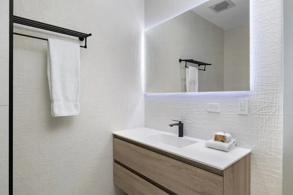 Modern NEW 2br2ba Condo w Pool Resort Amenities