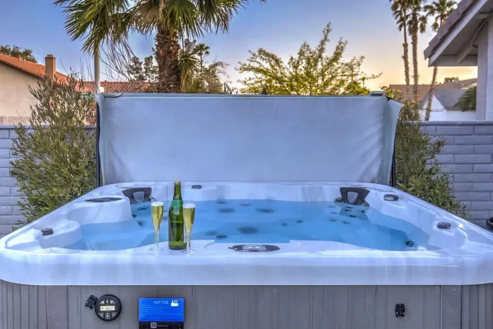 Nuevo Vegas Pool Experience Wet Deck Hot Tub Bar BBQ