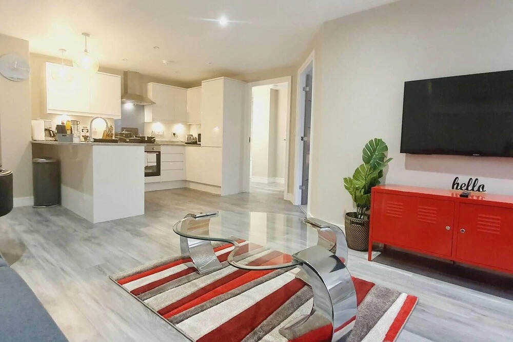 1braptmt W/king BED 4guests Embankmnt Parkg Wifi
