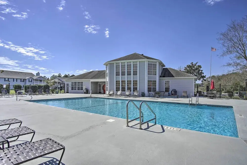 Gulf Shores Condo w/ Pool Access, 5 Mi to Beach!