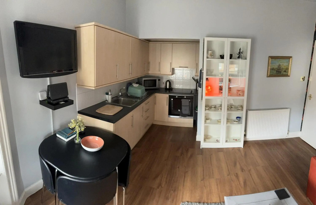 Edinburgh TWO BEDROOM apartment with free side street parking 24 hours