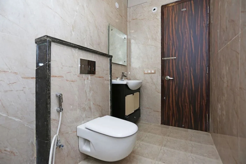 Capital O 15566 Hotel Rosewood Inn
