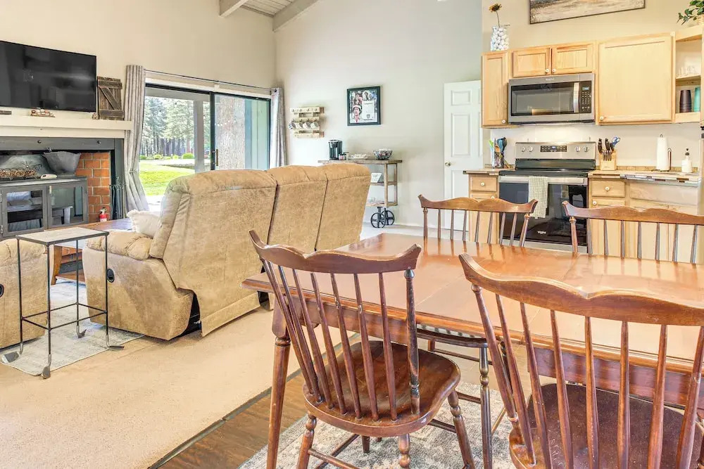 Golf Course Getaway & Hot Tub Haven in Pinetop!