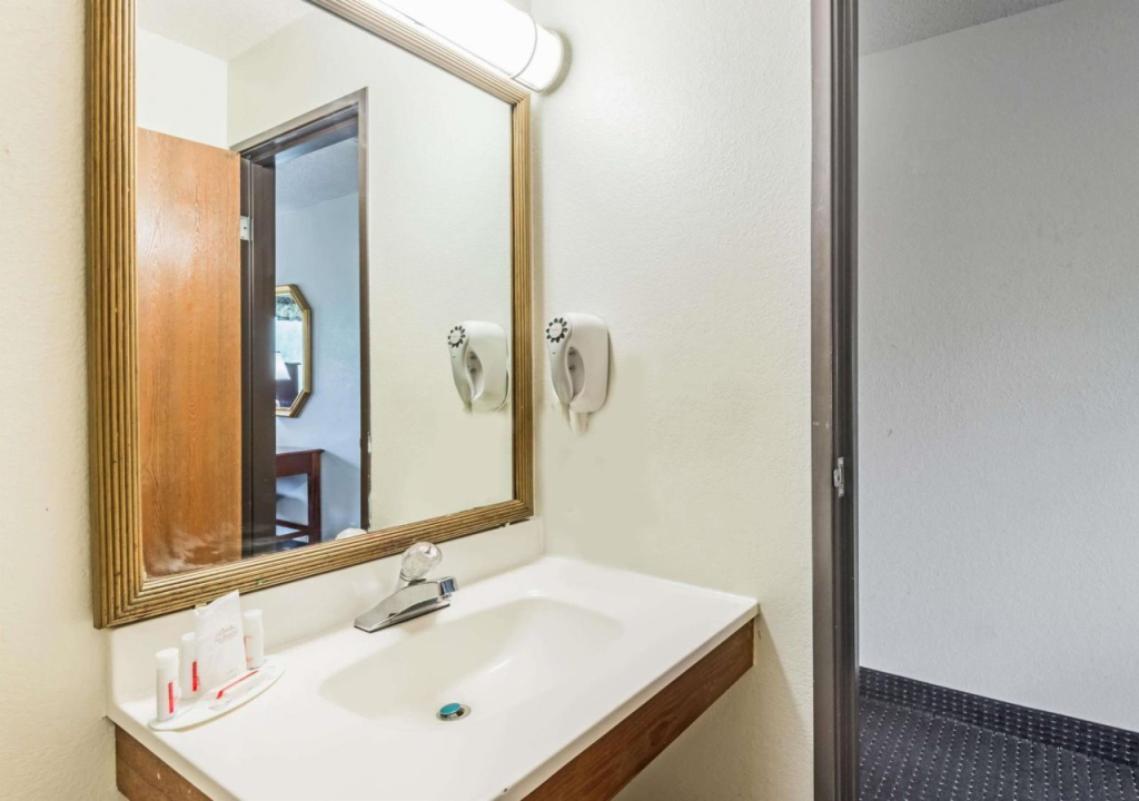 Super 8 by Wyndham Hartford