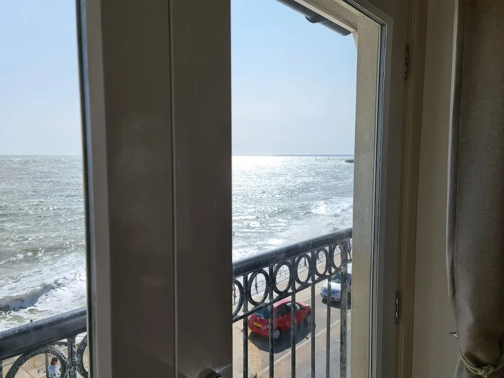 Harbour High - Luxury Beach Penthouse - Sleeps 6