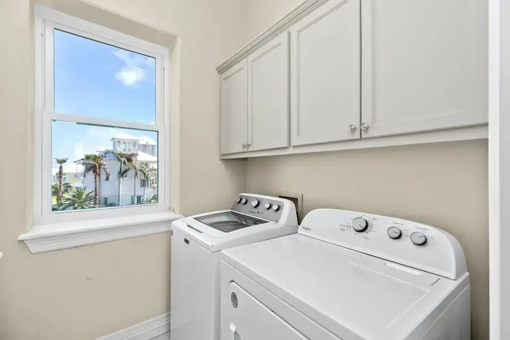 Kar - Private House Just Steps From Beach Access 4 Bedroom Home by RedAwning