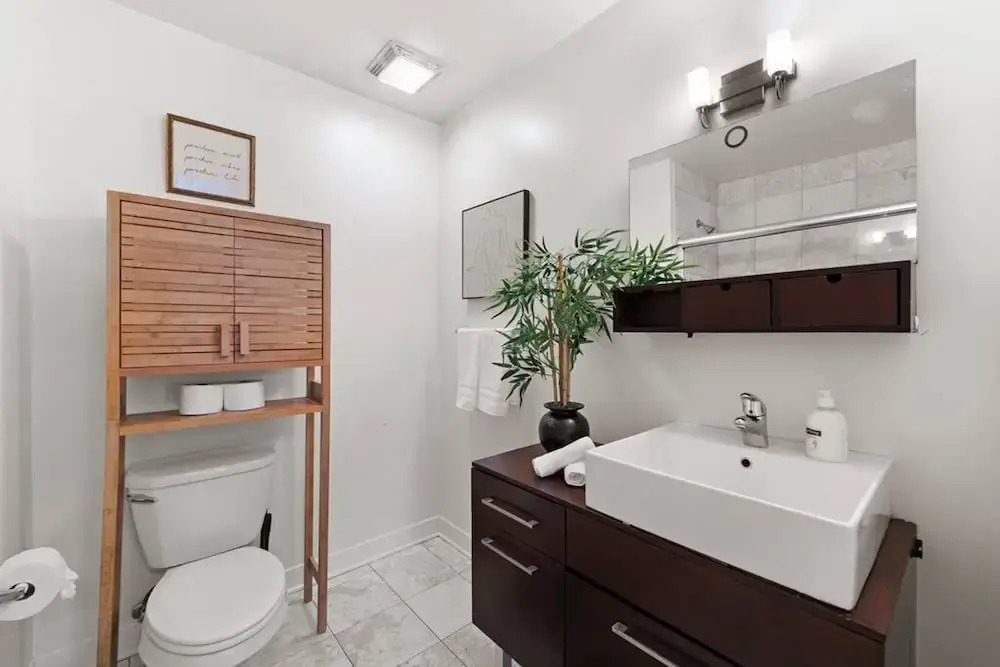 Sleek 2 Bed 2 Bath Condo in Trendy Fulton Market