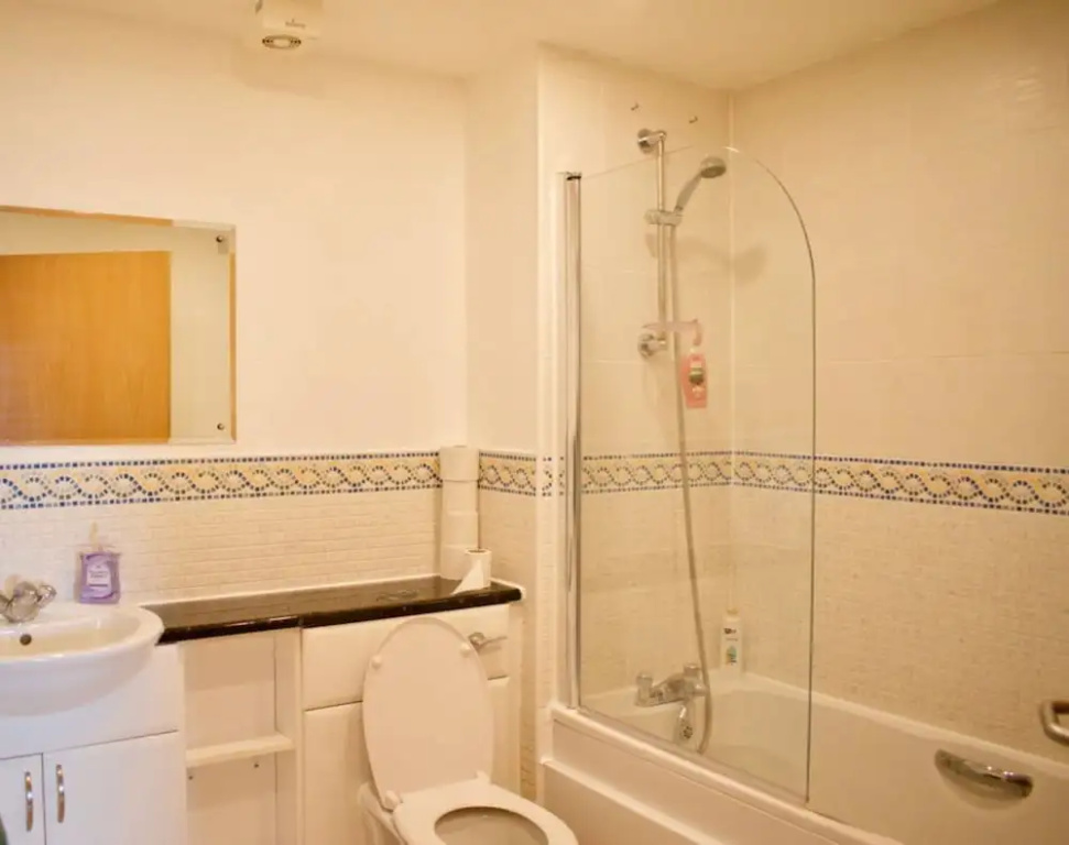 Colourful and Spacious 2 Bedroom Leith Home