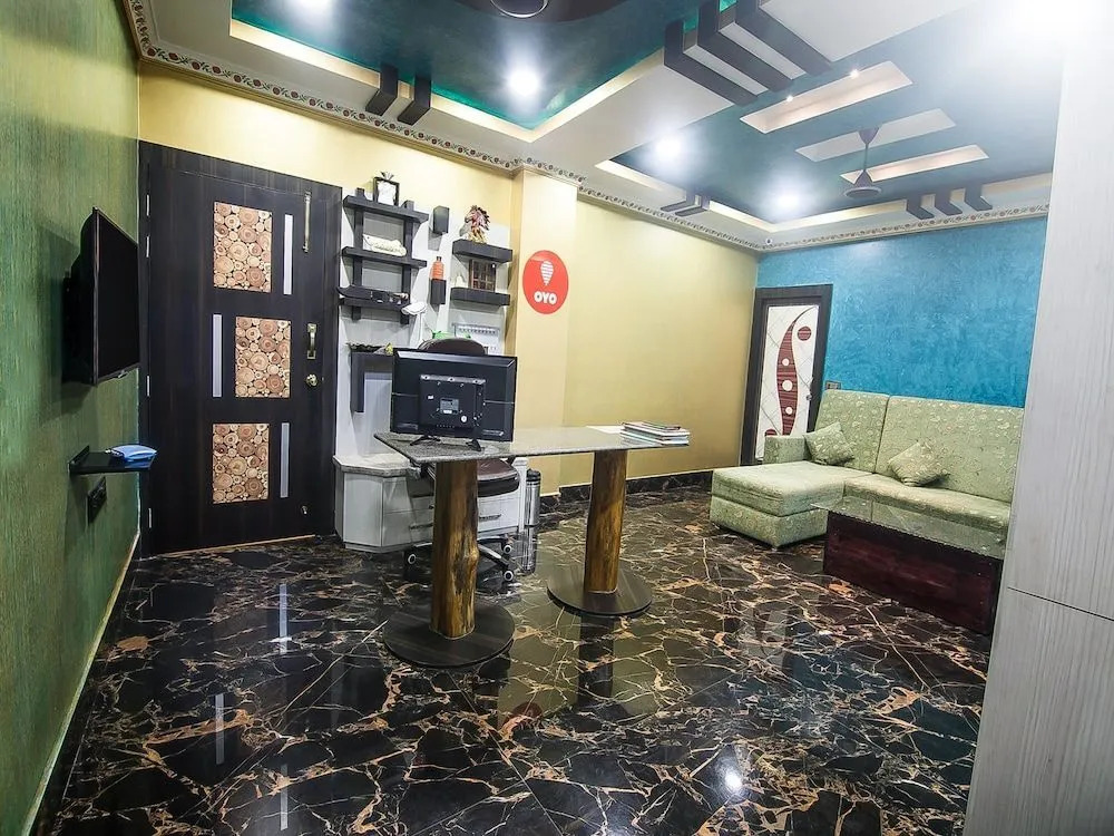 OYO 14648 Queens Casa