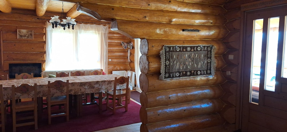 Chalet Rosehip Flowers 4-6 Traveling