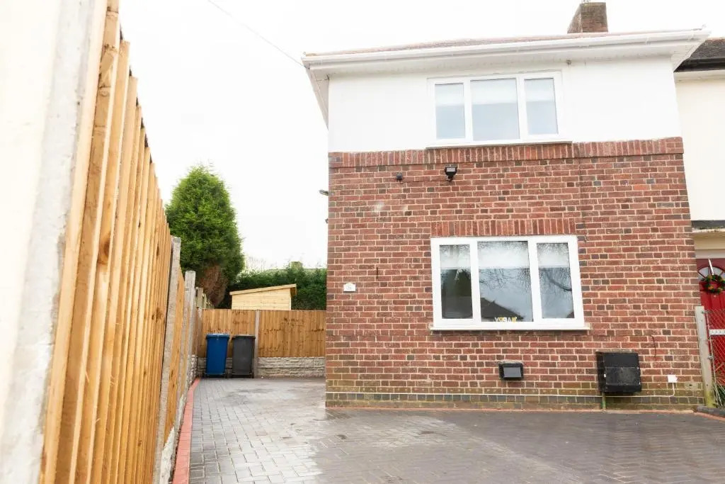 Charming 2 Bedroom House - Free Parking - Great Location