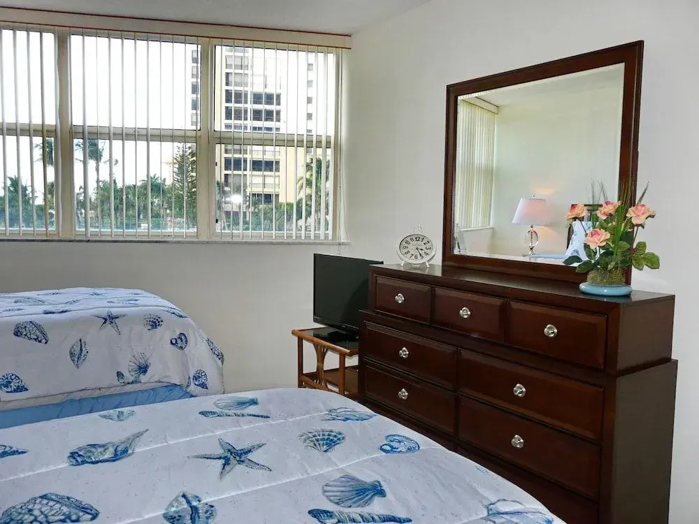Cozy Beachfront Condo With Pool and Tennis Courts