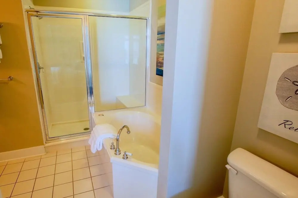 Waterscape A602 - 3 Br condo by RedAwning