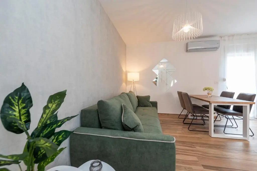 LUXURY APARTMENTS - LA VIR 1 & 2