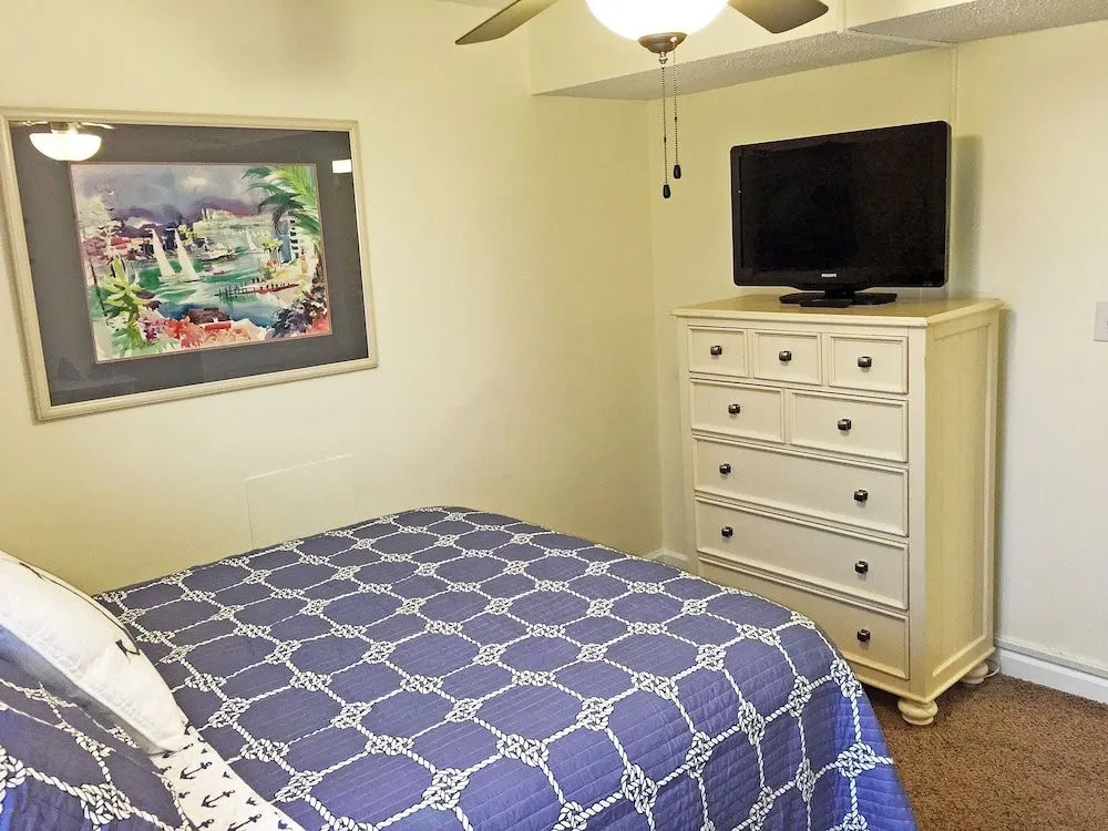 Holiday Towers 206 3 Br condo by RedAwning