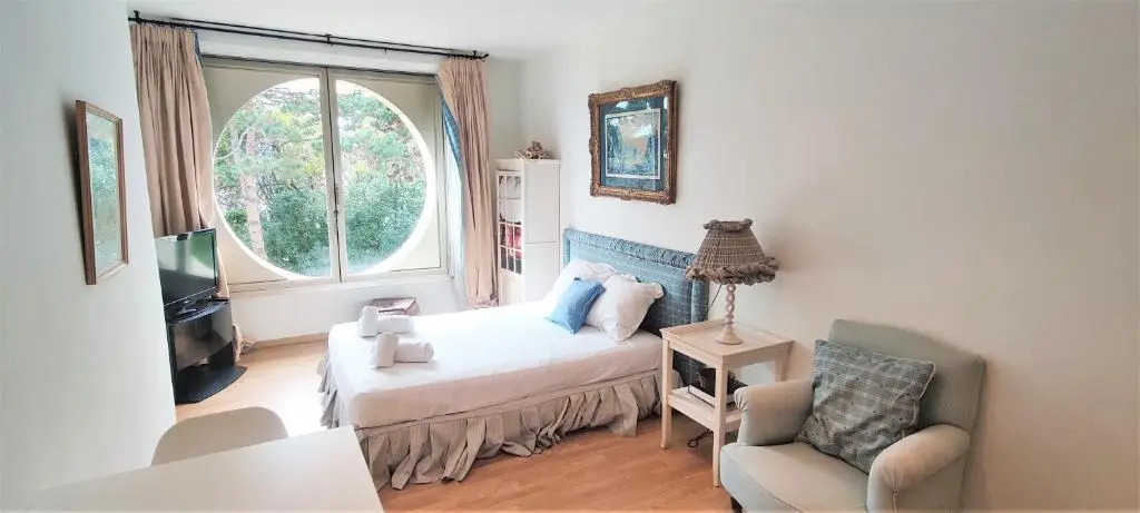 cozy studio equipped with indoor heated pool in standing residence