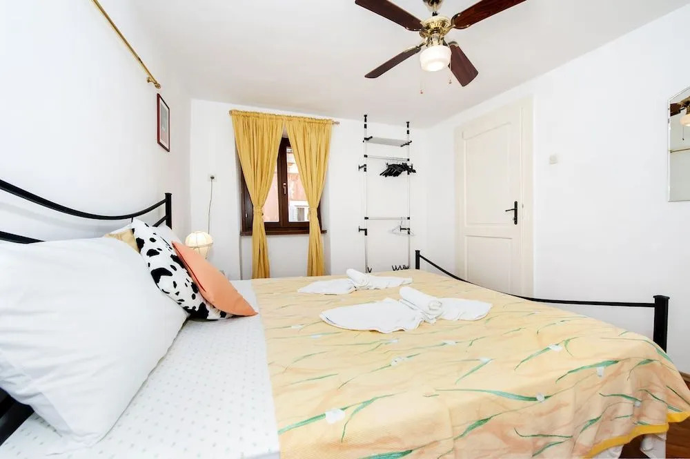 Carera Seaview Apartments