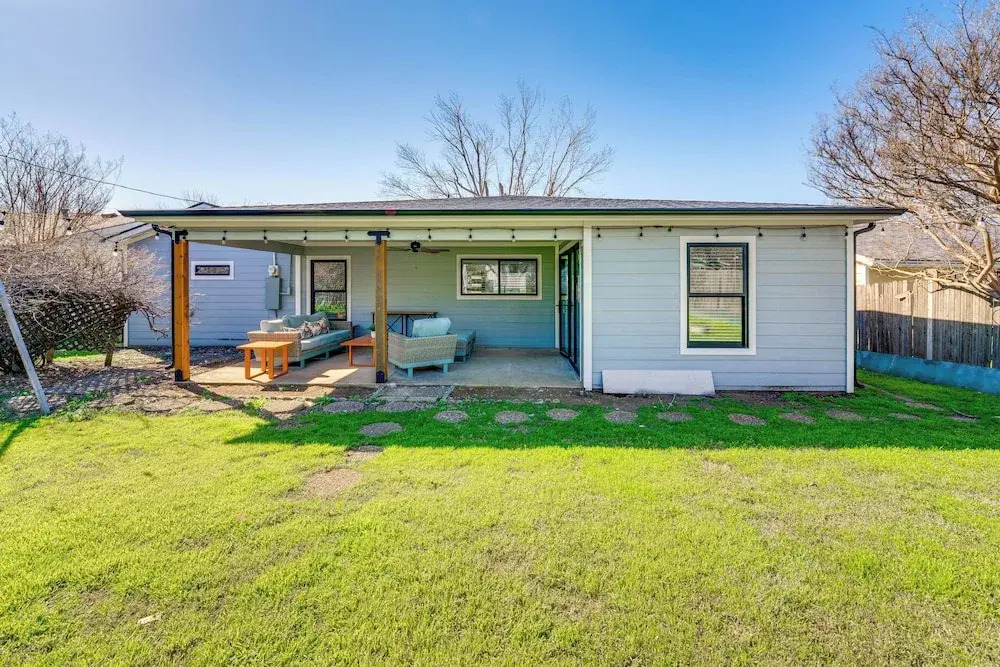 Stylish Irving Retreat w/ Patio & Fire Pit