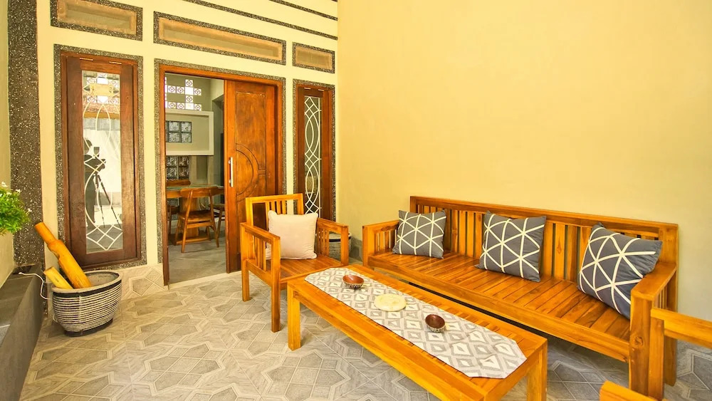 Ladiva Shore Hotel