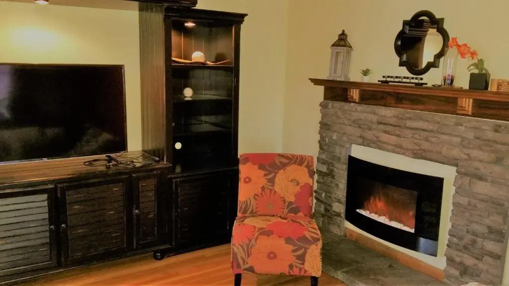 Modern❤️Smart Craftsman HDTV Keurig AC❤of Downtown