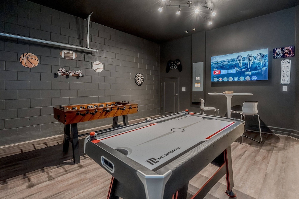 5BR Home for 16 w/ Pool & Game Room