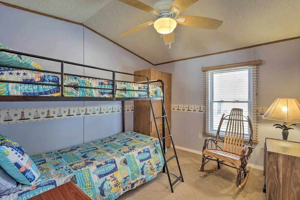 Quaint Chincoteague Island Hideaway w/ 2 Porches!