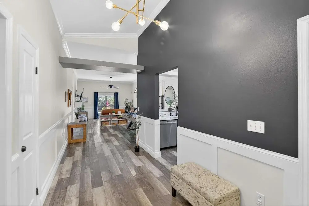 Lakefront 4-bedroom Home With Pool