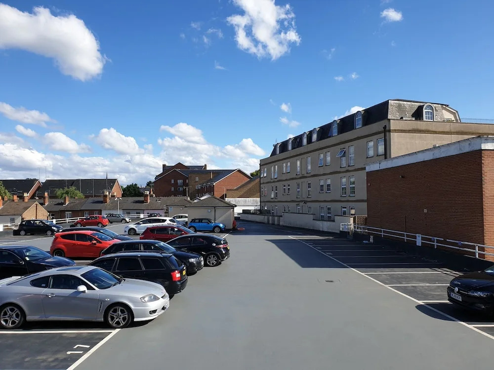 Stylish Central Reading Apartment with Free Parking