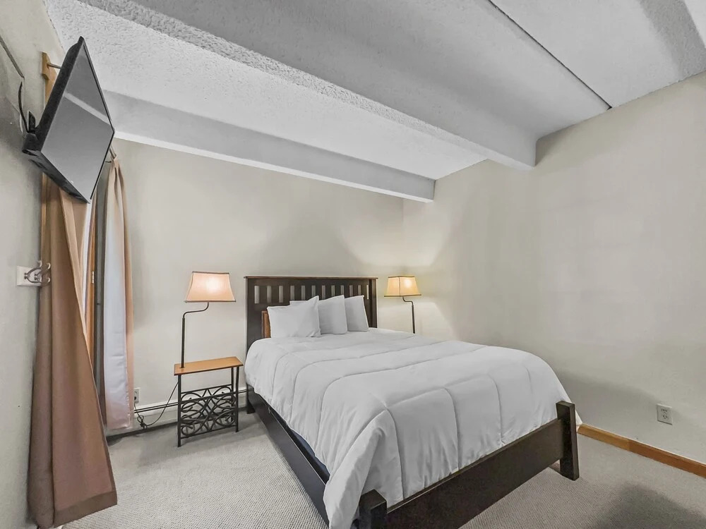 Wh102 Wheeler House 2 Bedroom Condo by RedAwning