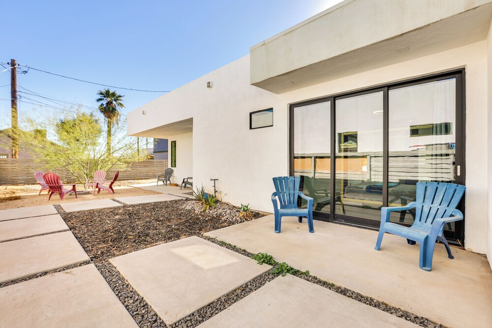 2 Mi to Dtwn Phoenix: Sleek Apt w/ Fenced Yard!