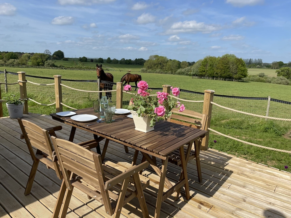 Beautiful Pet-friendly Cabin in Banbury, No Deposit