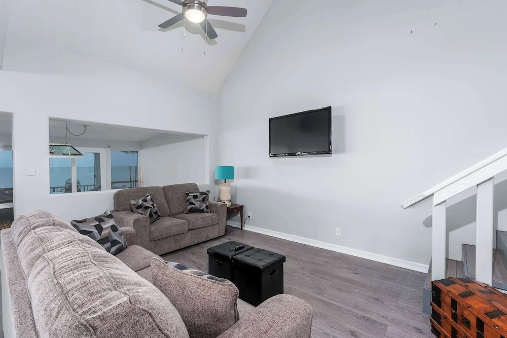 Bayside Waterfront Home With Private Patio