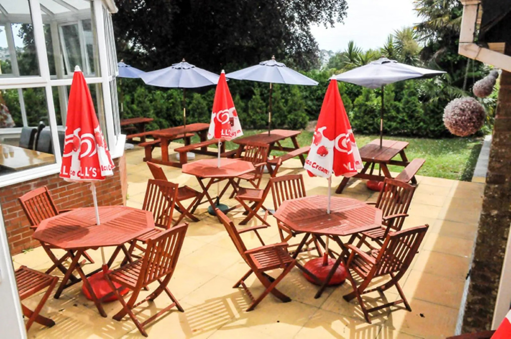 Red House Hotel