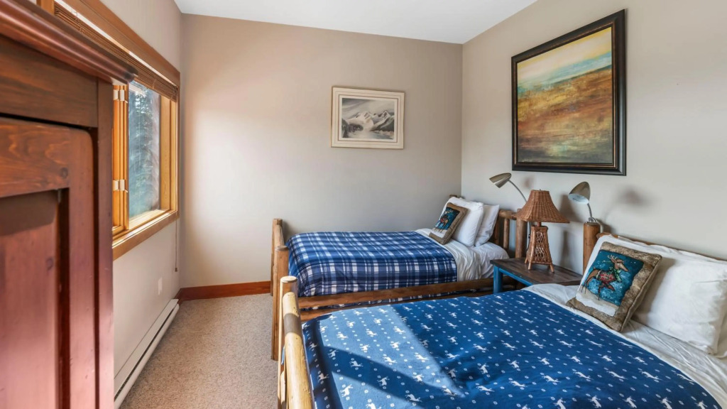 Coyote Creek - Large Ski In/Ski Out Chalet with Amazing Views & Private Hot Tub